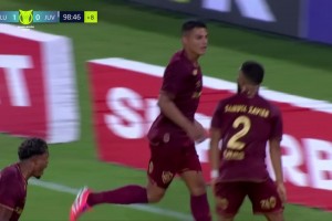 老兵精神！41岁仍决定比赛！蒂亚戈-席尔瓦凌空侧钩杂耍绝杀