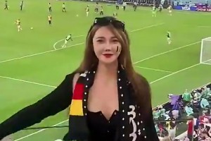 场边的比利时美女球迷实在太养眼了~真吸引人