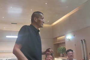 刘玉栋晒和巴特尔、巩晓彬等老一辈球星大声歌唱：男人间的快乐~