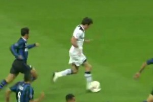 蓝黑军团荣幸成为背景板！十五年前的今天，贝尔完成“大圣下凡”