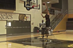 完美的肌肉线条！易建联多年前在洛杉矶的个人训练！