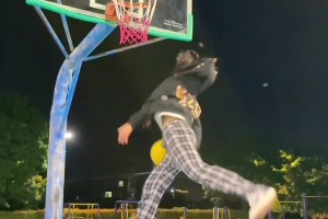 这是一个女孩能做出的动作吗？转身过人接360拉杆上篮~