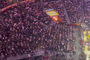 还惦记着这事湖人揭幕战，全场球迷高喊：谢谢独行侠GM尼科