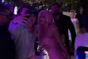 依然性感！金小妹凯莉-詹娜化身白发魔女