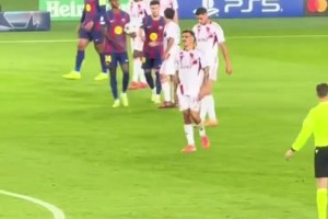 很体贴 拉师傅赛后将比赛用球扔给戴帽的费尔明