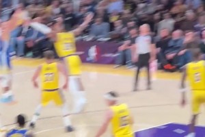 库追默契无间！追梦手递手掩护挡住东契奇，助库里三分一发入魂~