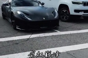 摊牌了？新赛季首战，布朗尼开法拉利抵达球馆