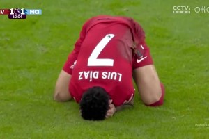 离大谱了萨拉赫曾传球迪亚斯错失超级大单刀，詹俊都无语了