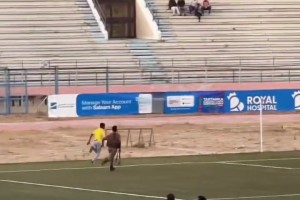 你是真勇啊！安保手持AK追击冲场球迷