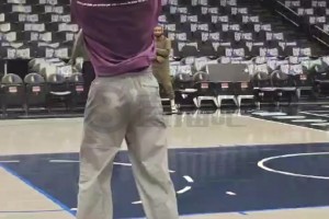 看来恢复得很不错！欧文赛前投篮热身训练，汗水已湿透衣服！