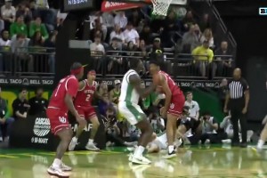 太秀了！林葳在热身赛中顶着两人防守，脑后no look pass妙传