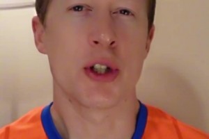 中超争冠！申花球迷拿ipad看蓉城比赛