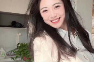 清纯风！卓识身穿一件白色衬衣牛仔裤跳手势舞：天气好好~