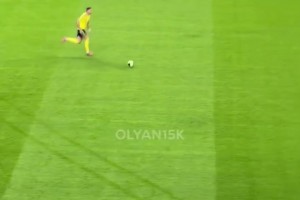 C罗大单刀机会挑射被扑，随后裁判示意已越位在先