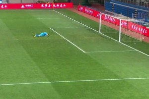 是演还是确实菜？国内门将离谱失误丢球时刻！我要笑出泪了！