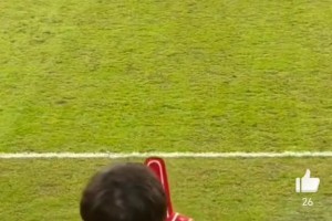 太过分了！蓉城球迷对着阿奇姆彭大喊“黑鬼”+学猴子叫