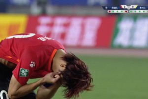 遗憾！南通队尹韩龙第一个登场便罚丢点球；解说：太追求角度了