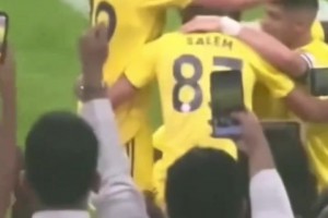 你小子可以啊！C罗庆祝绝杀时，菲利克斯为C罗戴上“王冠”