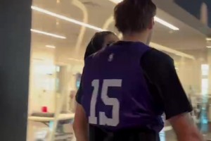 记者问湖人球员的生涯最高得分，每个人几乎都是学生时期拿到的最高分，除了东契奇