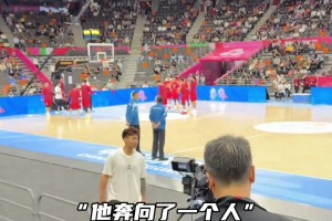 队记：杨瀚森在上场热身前，独自和教练组一起看录像、交流细节