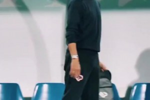 场边激情庆祝！九爷已是满头白发