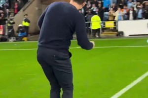 我秃了也变强了！兰帕德“农夫三拳”庆祝，率考文垂领跑英冠