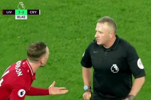 我在球场上遇到了自己的小学老师，他居然送给了我一张红牌！