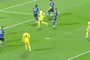 重情重义！实拍：劳塔罗欧冠破门后，向好友阿什拉夫送上问候❤