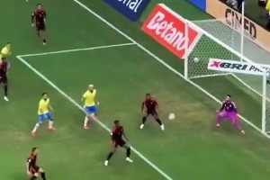 这运气也是没谁了！这可能是，伊布职业生涯最轻松的一粒进球！