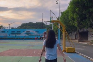 篮球网红王露秀手感配文：艾特你朋友来完成这个一线天投篮！