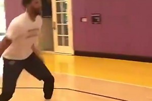 会被笑死！美媒AI恶搞：湖人退役了哈里森的77号球衣！