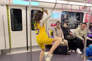 身穿23号詹姆斯球衣小姐姐恶搞 左边白衣男子似乎看懂了