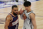 京媒：曾凡博两场比赛未能得分以双向合同留在NBA的前景并不乐观
