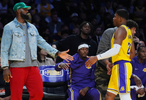 詹姆斯分心一幕曝光：坐替补席观战却盯着手机看退役概率升到43%